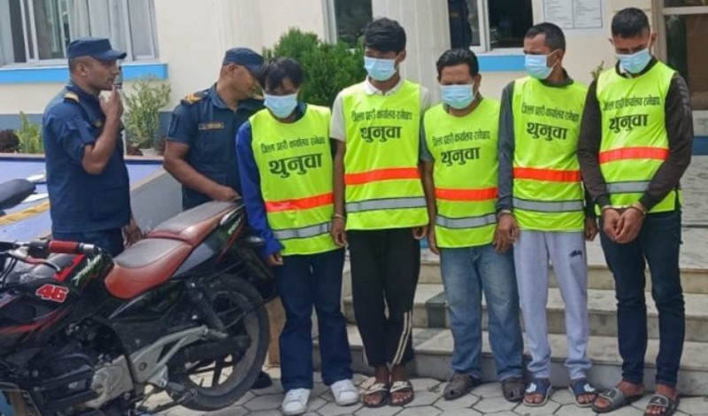 वृद्ध दम्पतीलाई बन्धक बनाएर डकैती गर्ने  पाँच जना पक्राउ