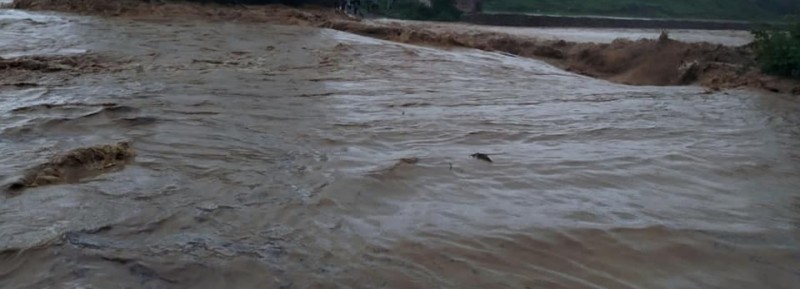 बाढीले घोराही-तुलसीपुर सडक खण्डमा पर्ने सेवार खोलाको ह्युमपाइप बगायो