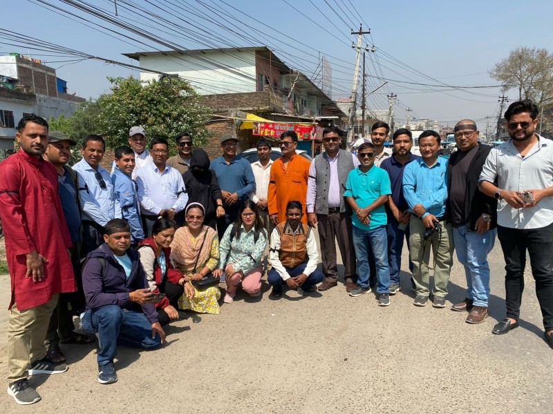 पत्रकार हत्याको विरोधमा बाँकेका पत्रकारहरु हातमा कालोपट्टी बाँधेर कार्यस्थलमा