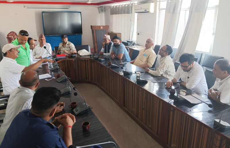 नेपालगञ्ज उपमहानगरपालिकाले विपद प्रभावितलाई राहत प्रदान गर्दै