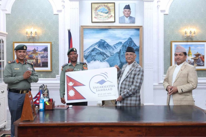 सगरमाथा सम्वादको सन्देशसहित सशस्त्रका असई दन्तबहादुर छत्यालद्वारा सगरमाथाको सफल आरोहण