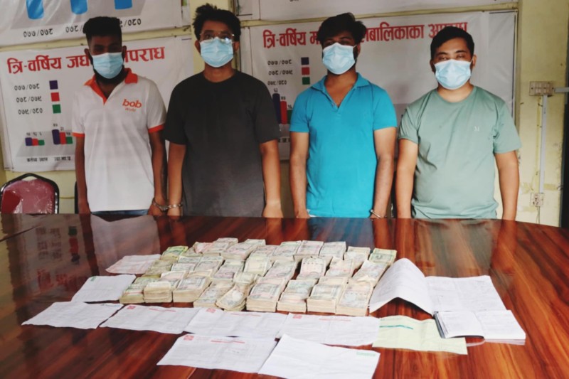नेपालगन्जबाट साढे २४ लाख रुपैयाँसहित ४ जना हुण्डी कारोबारी पक्राउ