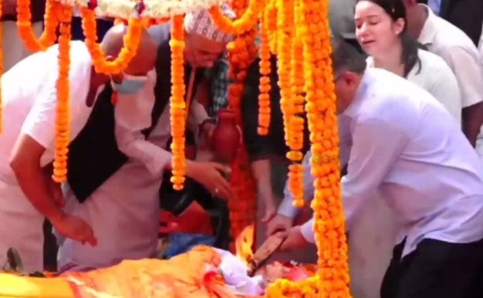 प्रधानमन्त्री प्रचण्डले पत्नी सीतालाई दिए दागबत्ती