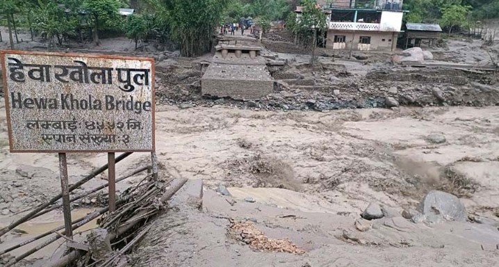 हेंवा खोलाको बाढीले तहसनहस पार्दै खेतीयोग्य जमिन