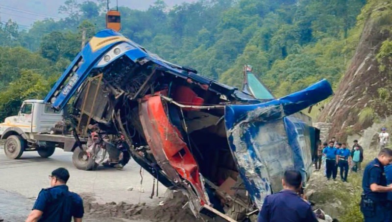 नेपालगञ्जबाट काठमाडौं जाँदै  गरेको बस दाउन्नेमा दुर्घटना, ६ जनाको मृत्यु, १० घाइते